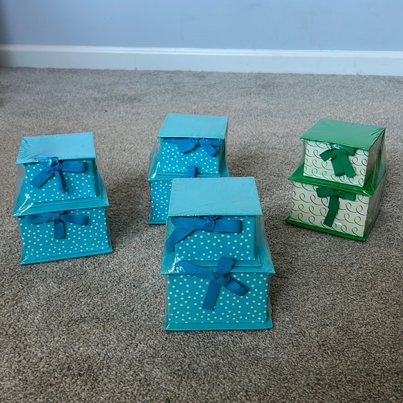 New in Plastic Gift Boxes - Picture 1 of 3